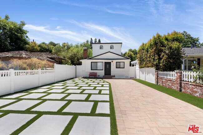 Foto del edificio - 5541 Fallbrook Ave