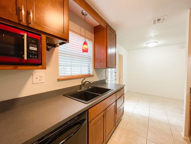 Building Photo - Stunning 2 Bedrooms, 1.5 Bathrooms Condo i...