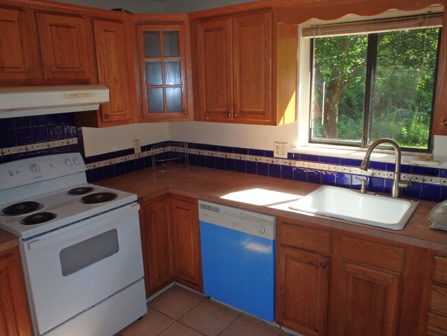 Building Photo - 249 High Path Rd