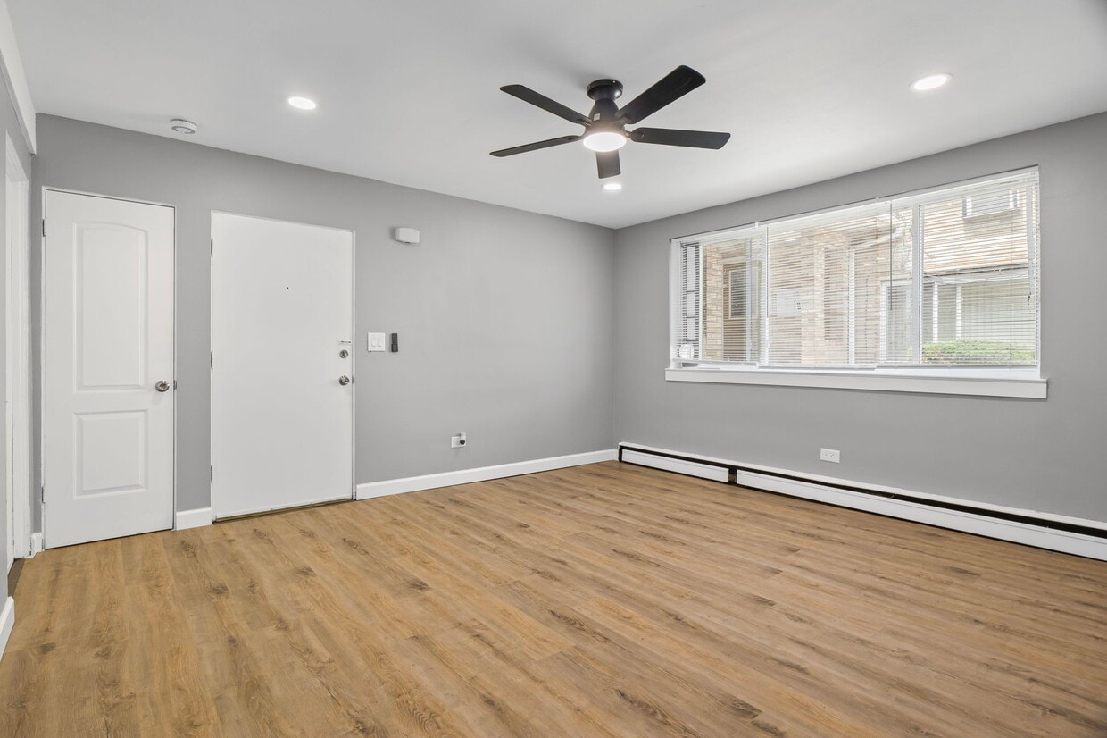 Livingroom - 1835 S 16th Ave