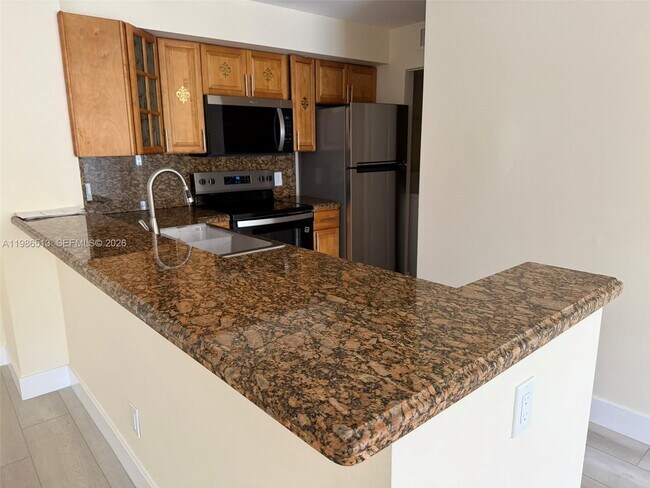 Building Photo - 560 S Park Rd