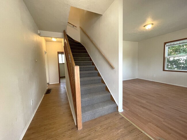 Foto del edificio - 4713 N Commercial Ave