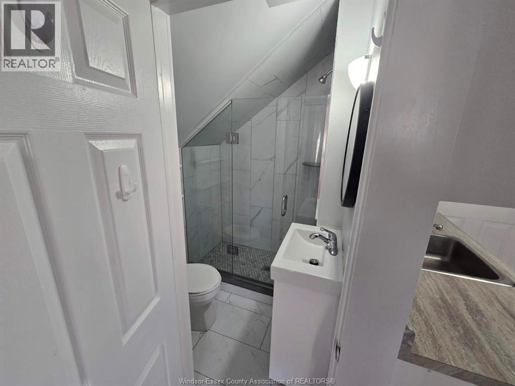 Photo du bâtiment - 1106-1108 ELM AVENUE Unit# UPPER