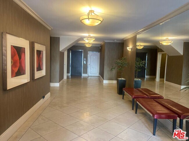 Foto del edificio - 1557 S Beverly Glen Blvd