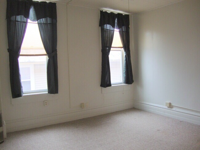 Livingroom - 1359 Caledonia St