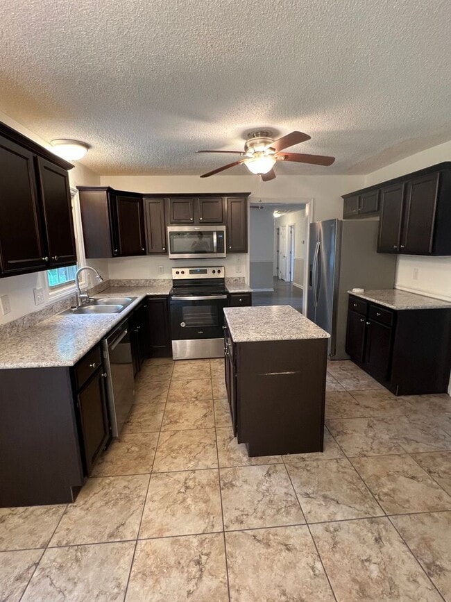 Building Photo - 2000 Lakebarry Dr