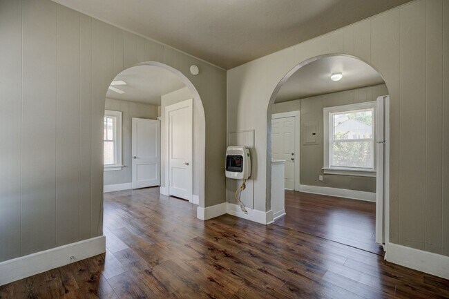 Building Photo - Welcome To This Charming 1 Bedroom House L...