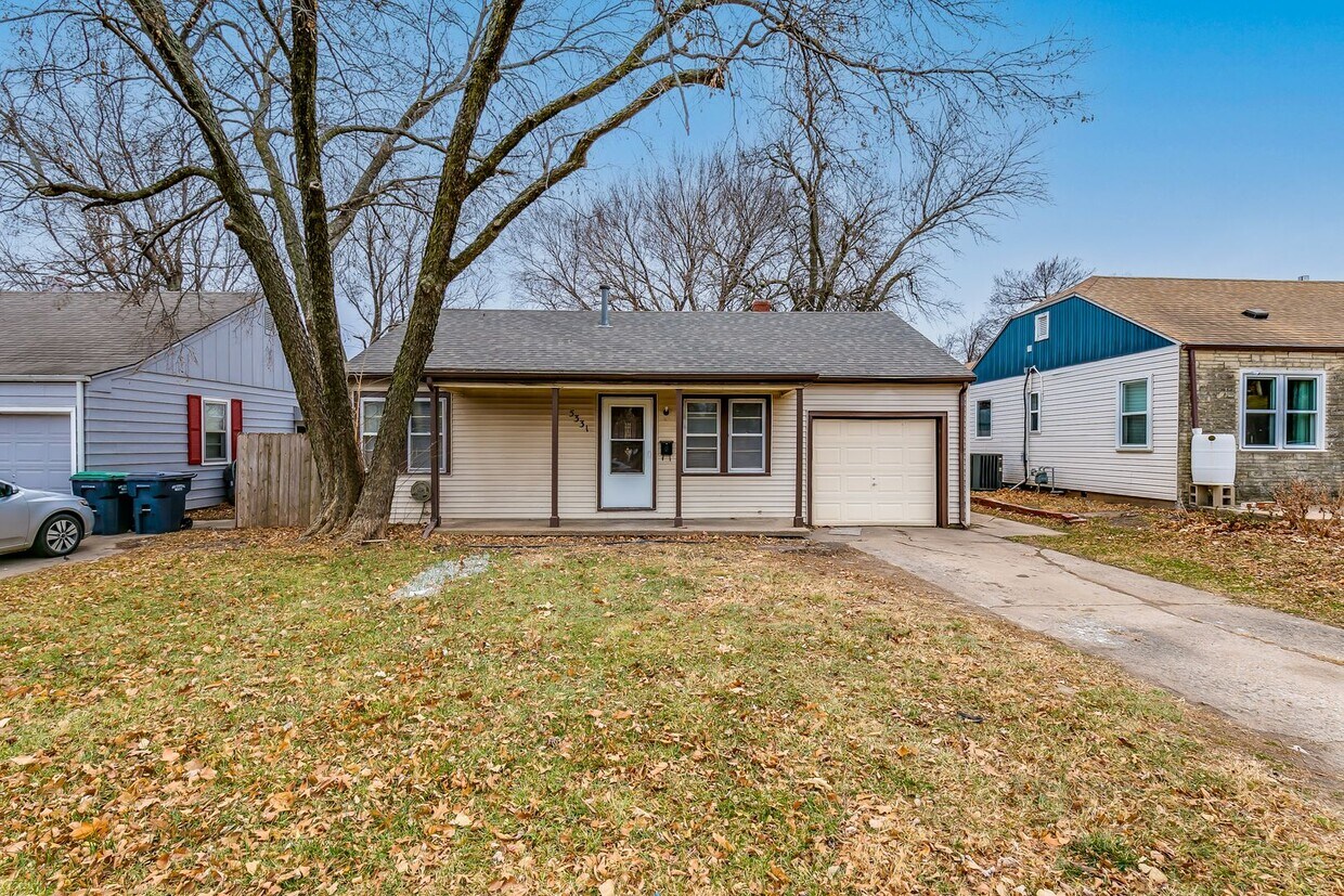 Primary Photo - Large 2 Bedroom Home with Den!