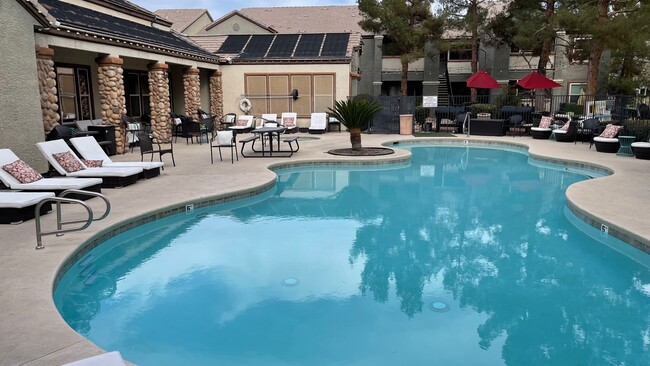 Piscina principal - 555 E Silverado Ranch Blvd