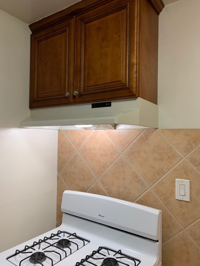 Range hood light and fan - 4302 Elm Ave