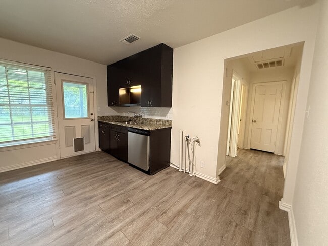 Building Photo - 4909 Roanoke St