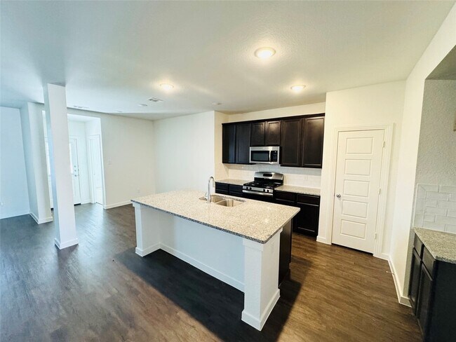 Foto del edificio - 1553 Kessler Dr