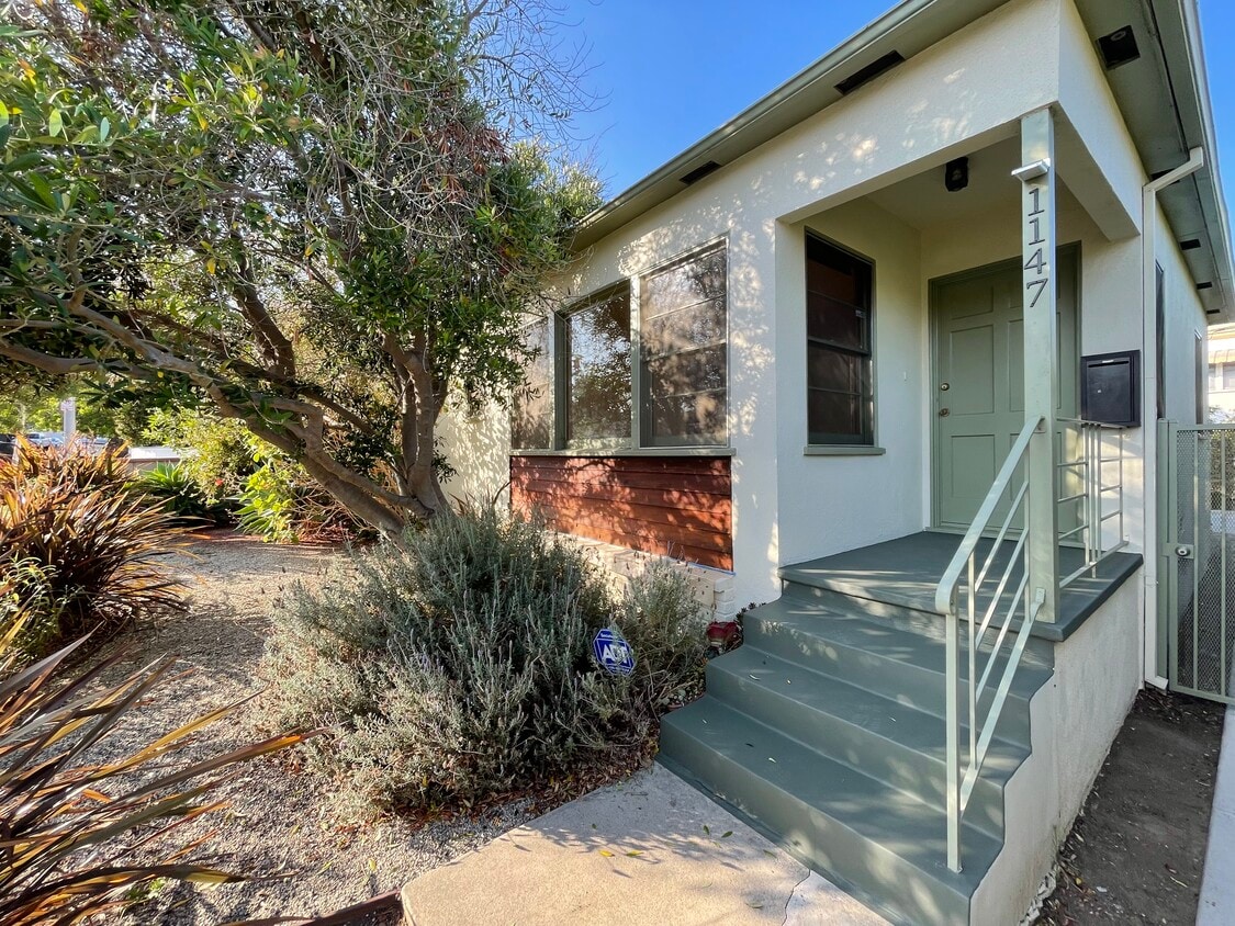 Curb appeal and relaxing front yard - 1147 24th St