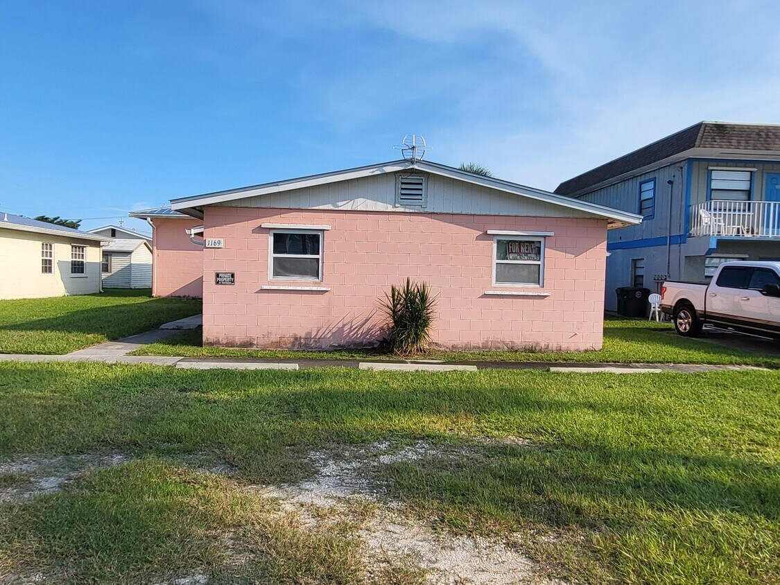 Building Photo - 1169 Seaway Dr