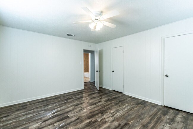 Foto del edificio - Perfectly updated 3 bedroom with large yard!