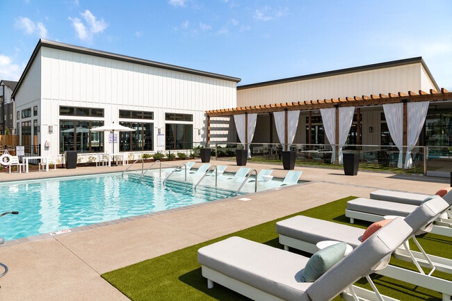 Resort-style Swimming Pool with Sundeck - Bexley Spring Hill
