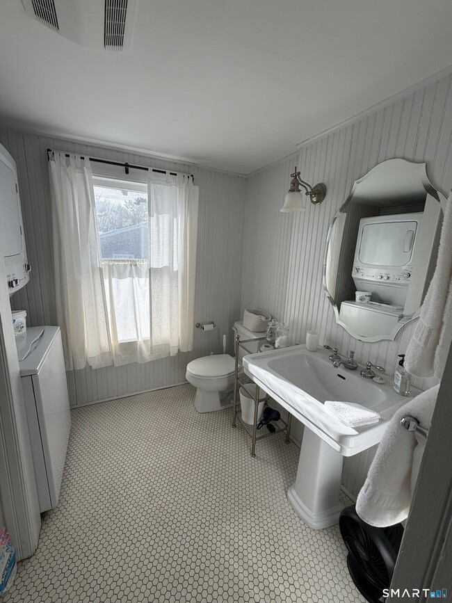 Building Photo - 8 Tyler Ave