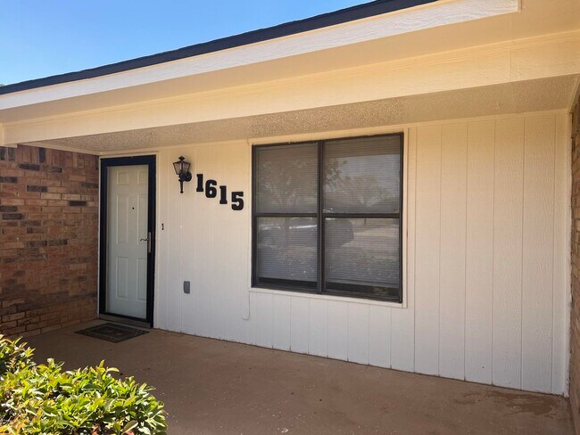 Foto del edificio - 1615 Bryan Ave