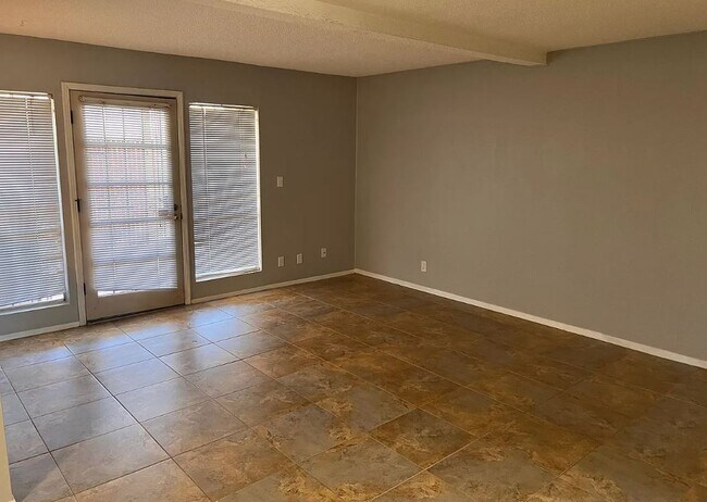 Foto del edificio - 1537 E Prince Rd