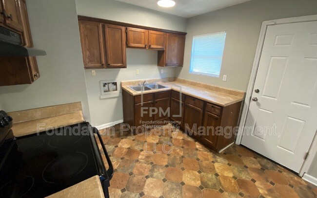 Building Photo - 913 Western Park Dr
