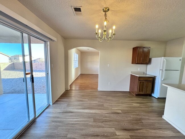 Foto del edificio - MOVE IN SPECIAL! 1/2 off 2nd months rent!  3 bed 2 bath 2300 sq ft home-New Carpet