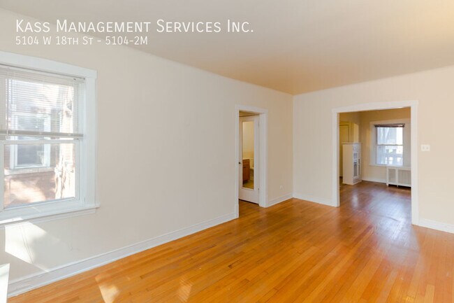 Foto del edificio - 5104 W 18th St