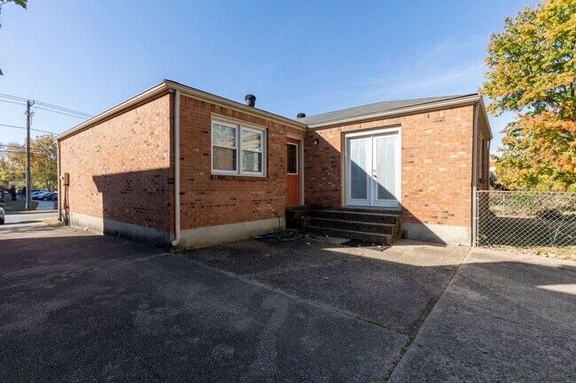 Foto del edificio - 6715 Six Mile Ln
