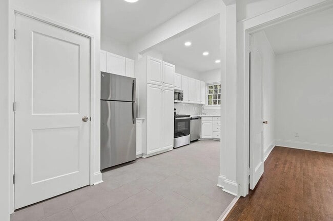 Building Photo - 2112 Crescent Ave