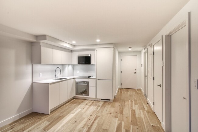 Building Photo - 3460 Rue Peel