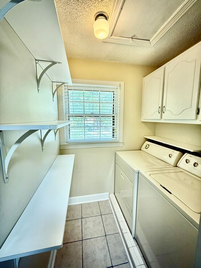 Building Photo - 2109 Epworth Dr NE