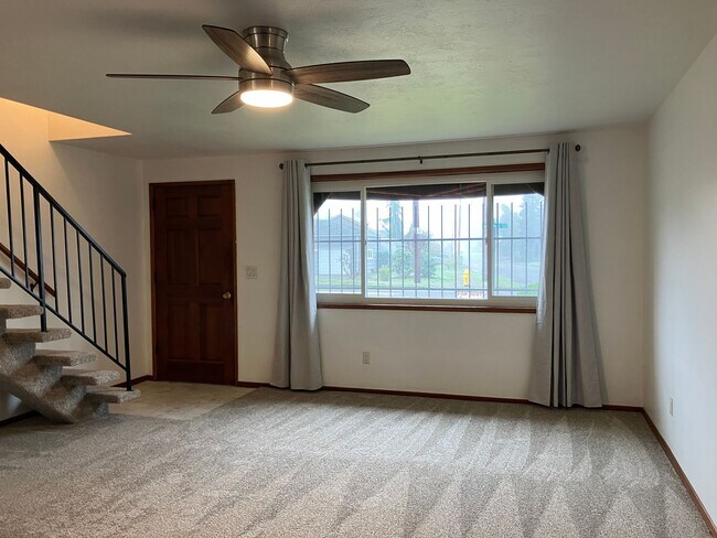 Foto del edificio - *Half-Off 1st Month's Rent!* Charming Three Bedroom Home