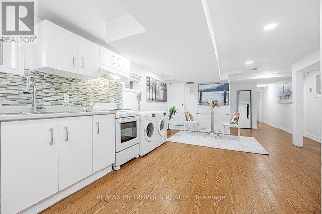 Building Photo - 275 Christie St