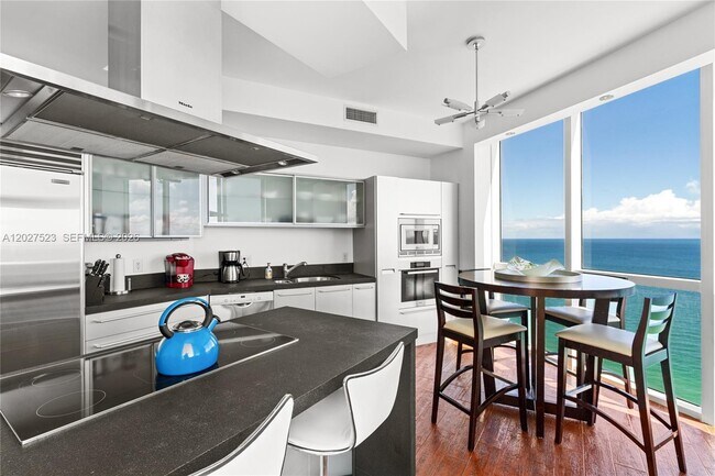 Foto del edificio - 18201 Collins Ave