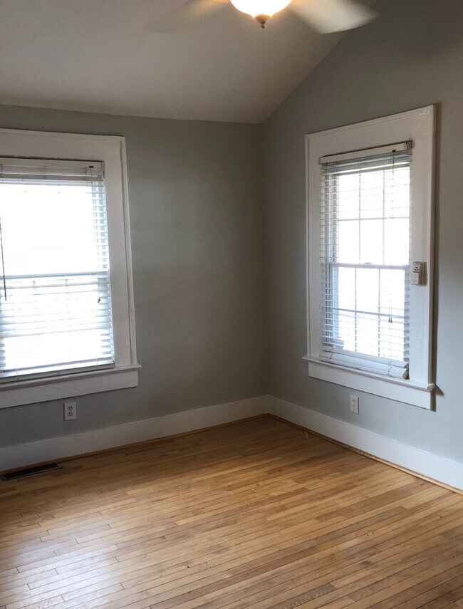 Building Photo - $400 Move In Special! 3bd/2ba w/ Large Front Porch & Backyard in Grant Park!!