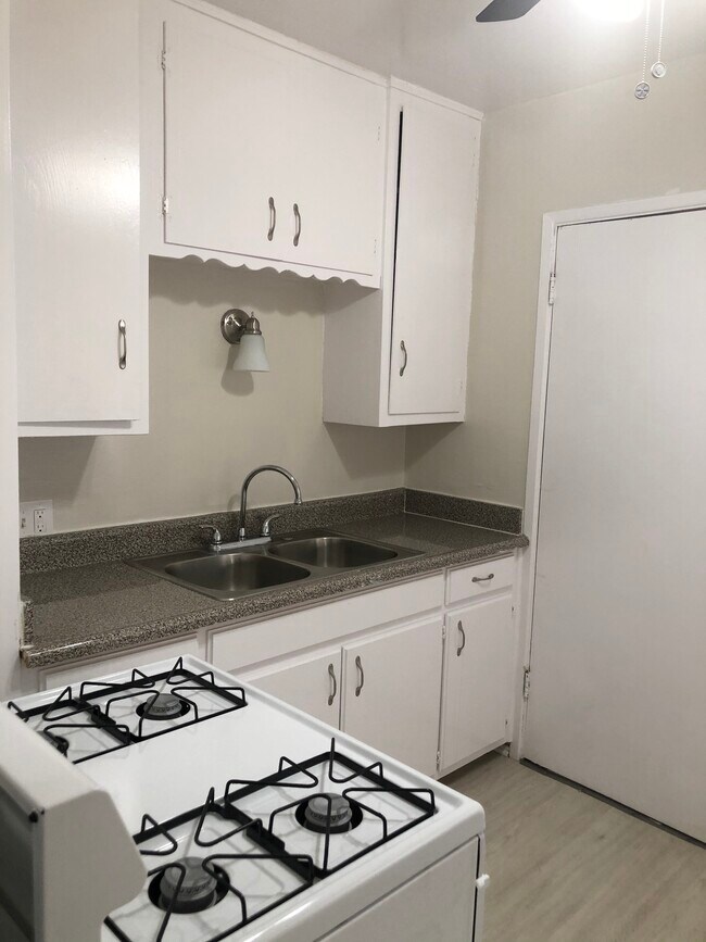 Building Photo - 14027 Oxnard St