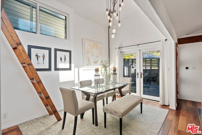 Foto del edificio - 1653 N Beverly Glen Blvd