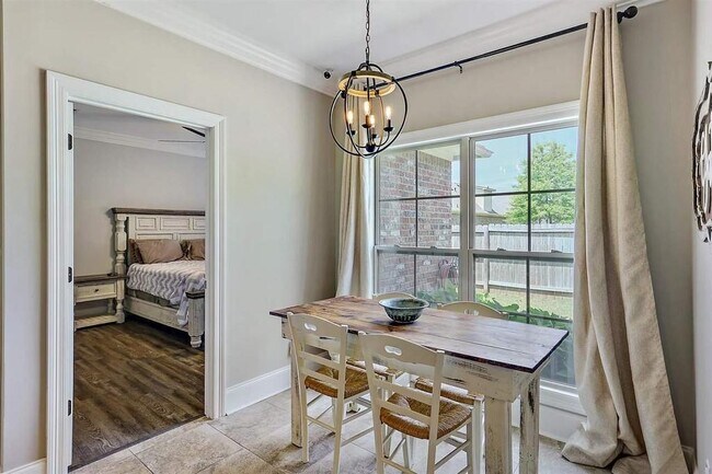 Foto del edificio - 402 Montrose Pl