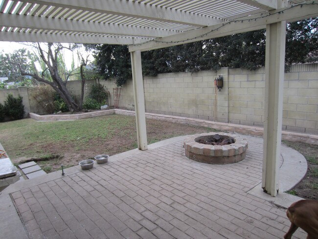 Foto del edificio - 2393 Cragmont Ct