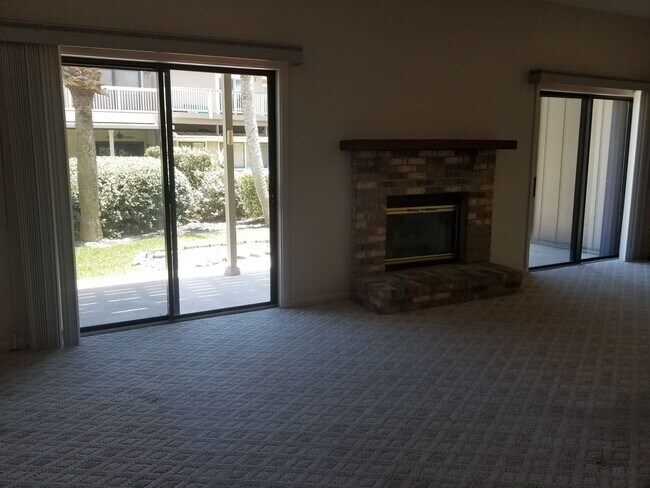 Building Photo - Beautiful Townhome 2 Bedroom 2.5 Bathroom