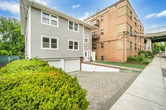 Building Photo - 320 Leonia Ave