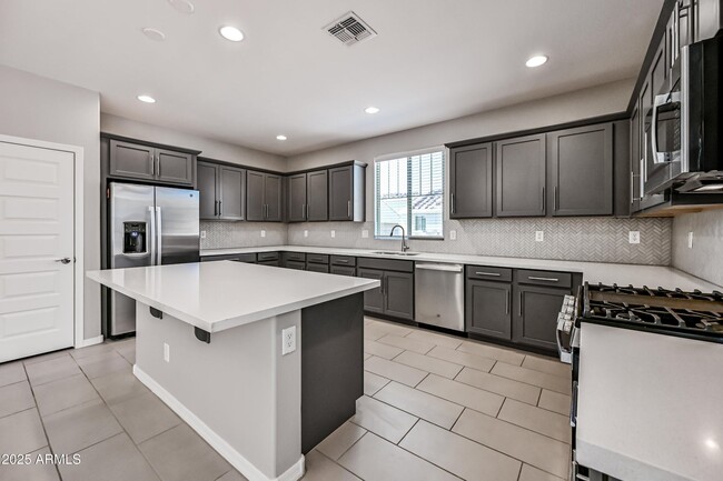 Foto del edificio - 3817 N 100th Dr