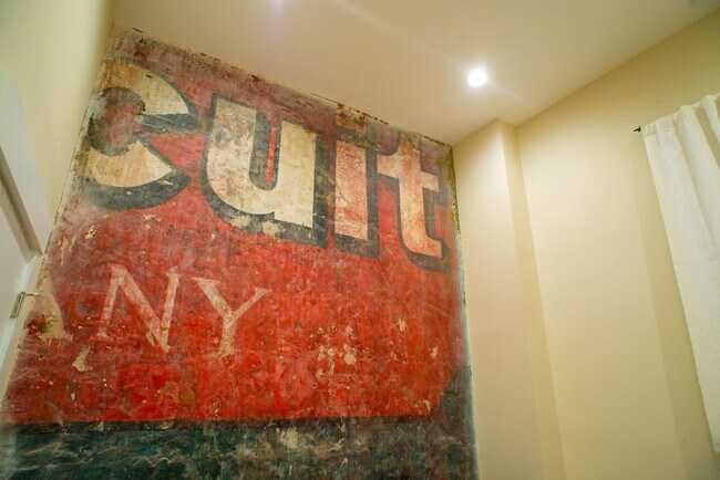 Foto del edificio - Incredible penthouse available!  Available Now