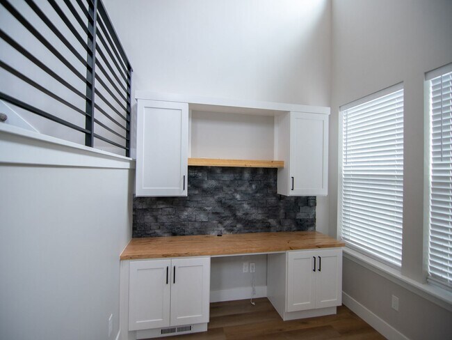 Foto del edificio - Up to $500 off 1st Month's Rent. Spacious ...