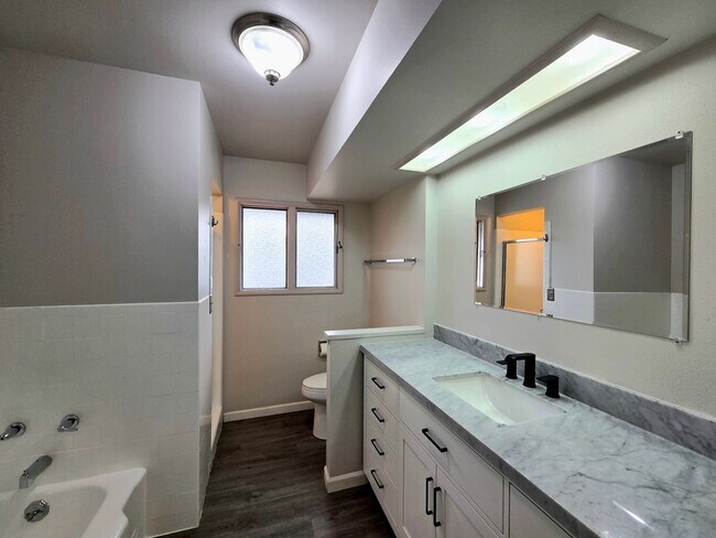 Foto del edificio - 4 Bed, 2 Bath -- Newly Renovated -- Home on Wenatchee Golf & Country Club's 16th Fairway**