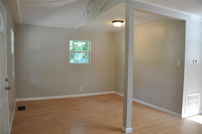 Building Photo - 926 Queenswood St
