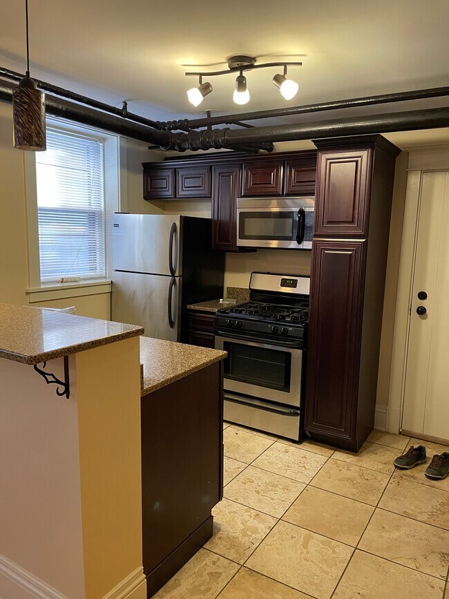 Cocina - 2409 Fremont Ave S