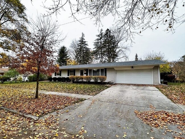 Building Photo - 2300 Laurel Ln