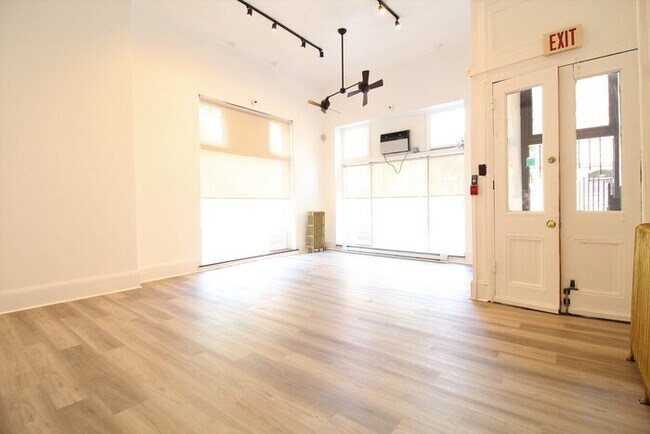 Building Photo - 16th & Pine, Commercial Store or Office Sp...