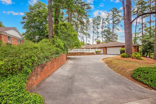 Foto del edificio - Expansive Executive Home In Vanstory Hills
