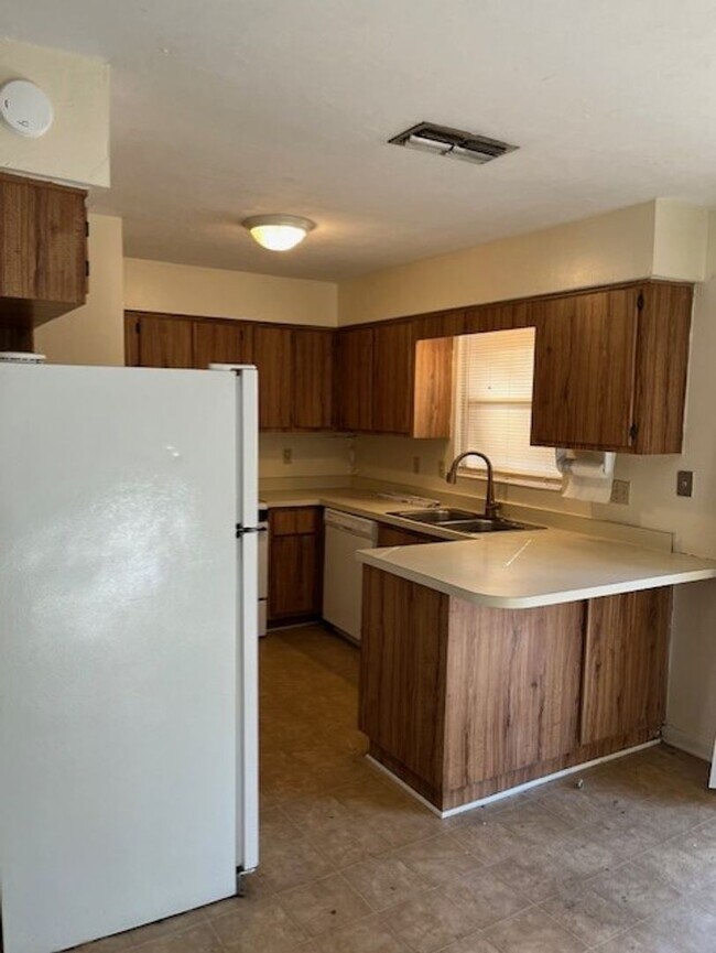 Foto del edificio - Nice 3-bedroom/2-bath home nestled in a gr...